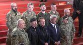 Bono og Sean Penn með úkraínskum hermönnum á rauða dreglinum