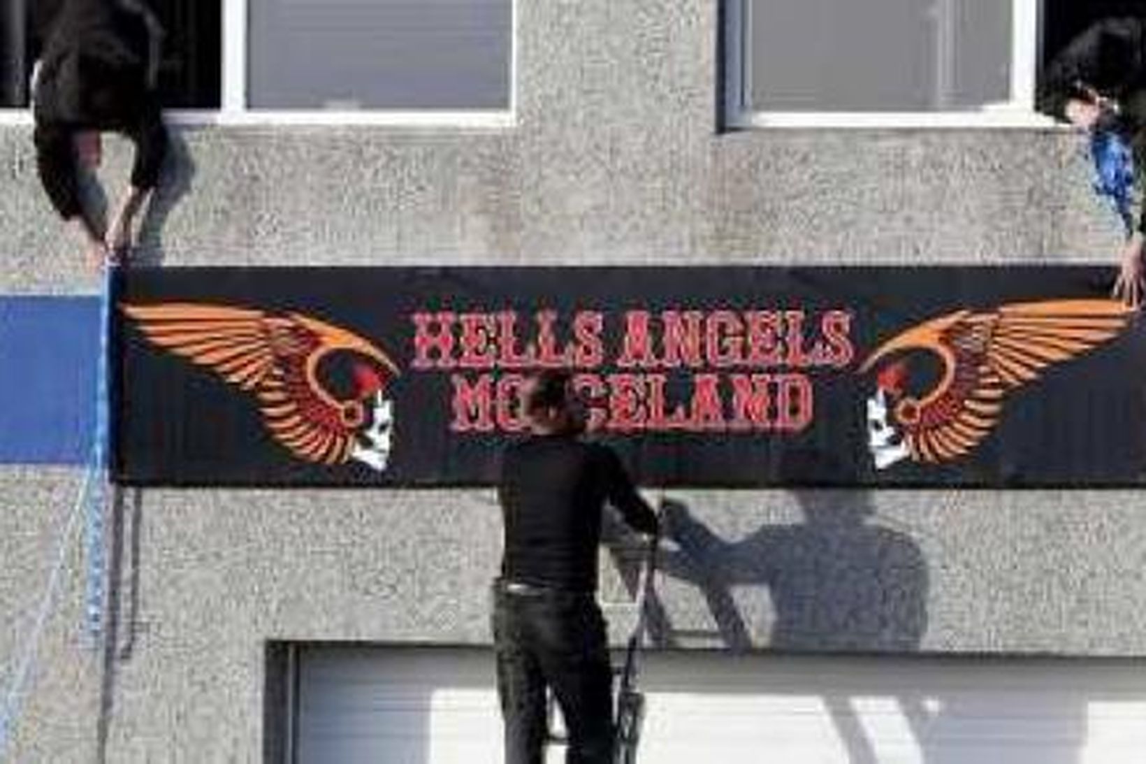 Félagar í MC Iceland setja Hell's Angels borða á félagsheimili …