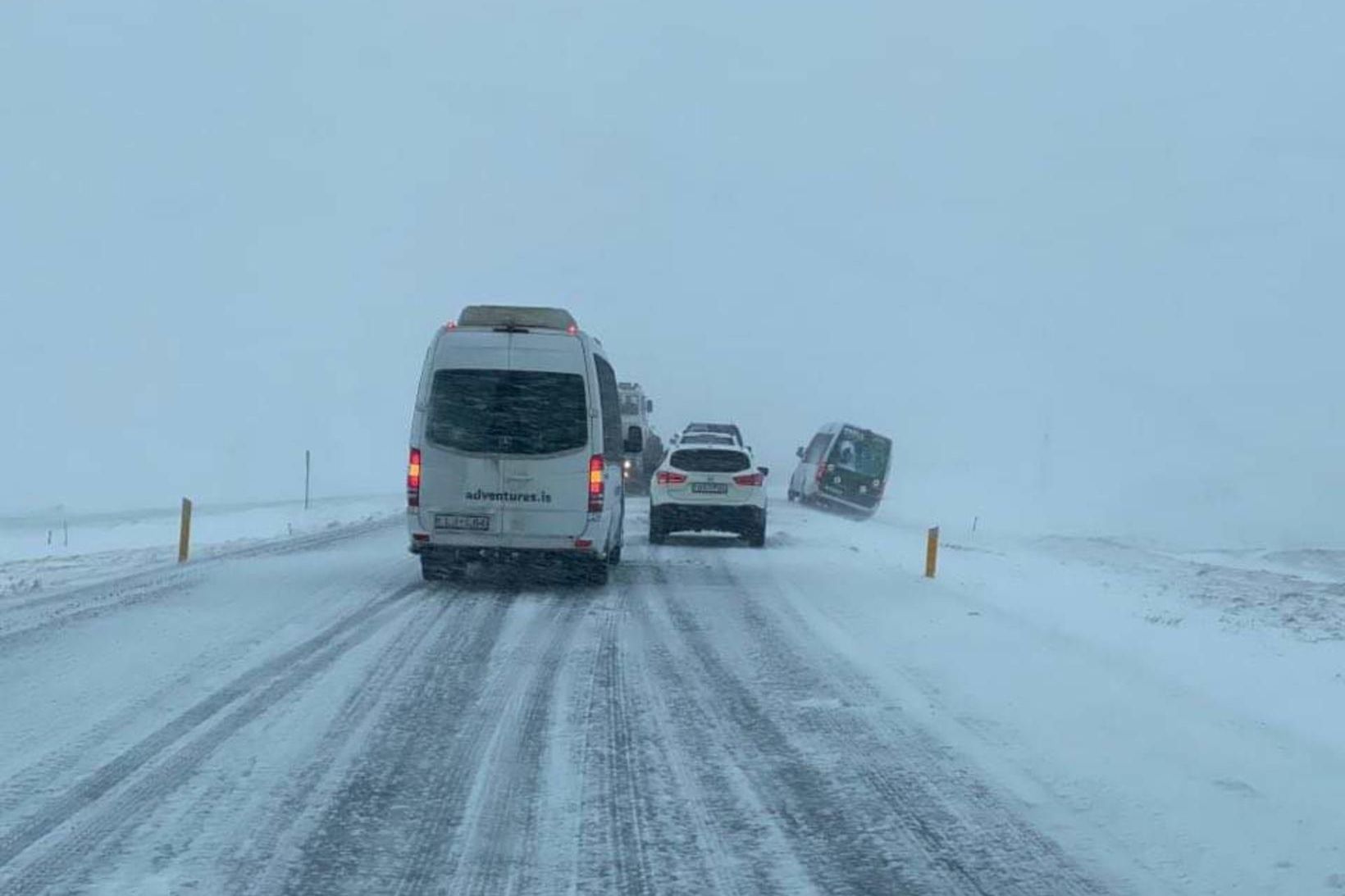 Þessi ljósmynd var tekin á veginum við Reynisfjall eftir að …