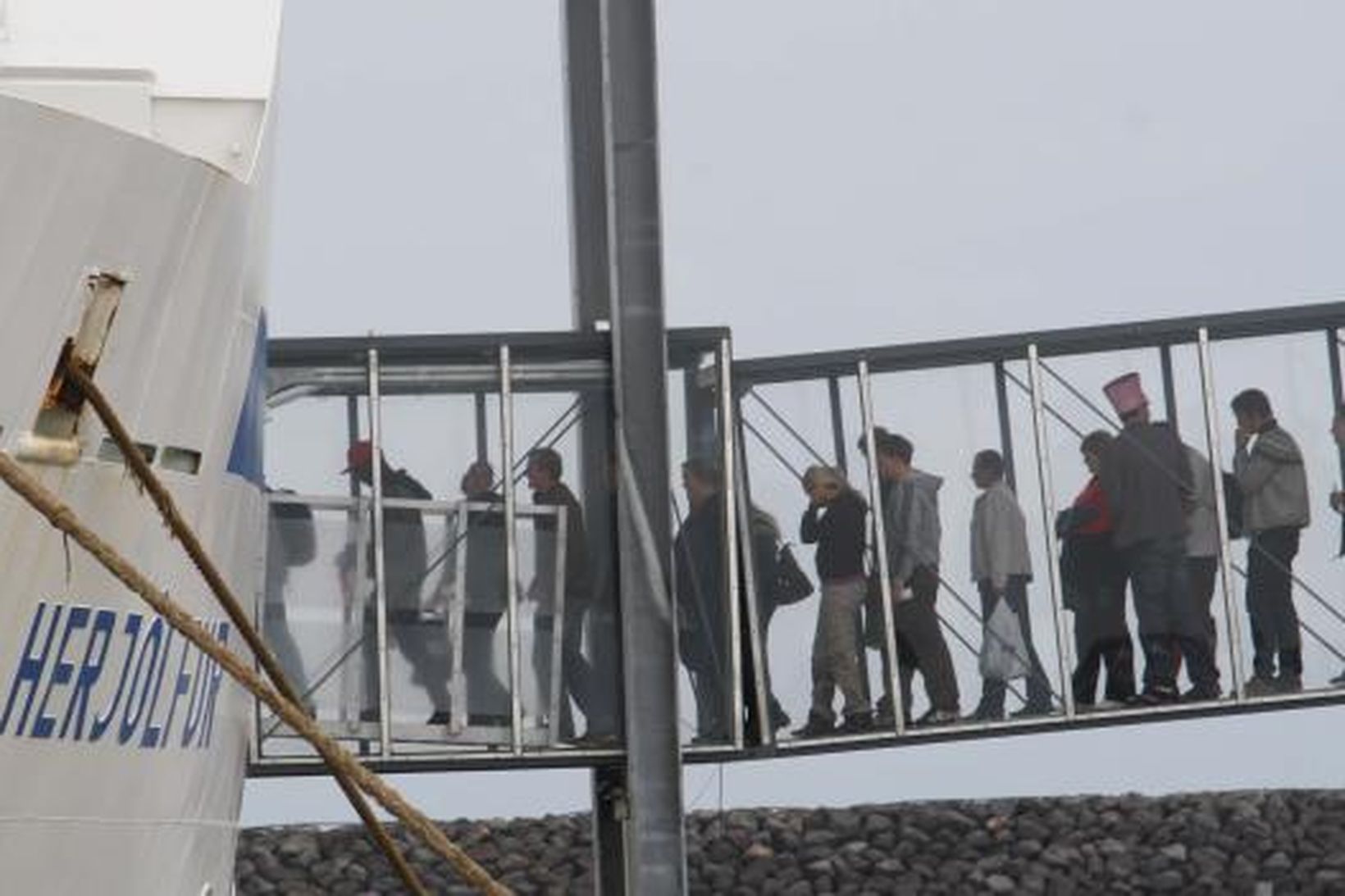 Farþegar ganga um borð í Herjólf í Þorlákshöfn.