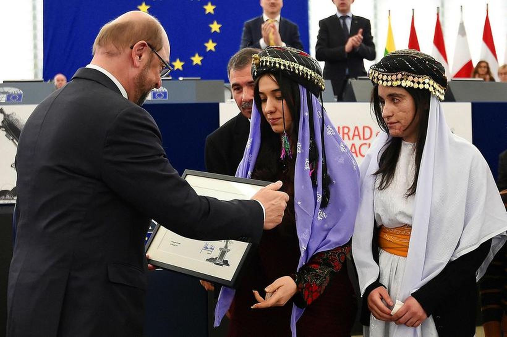 Forseti Evrópuþingsins, Martin Schulz veitti þeim Nadia Murad og Lamia …