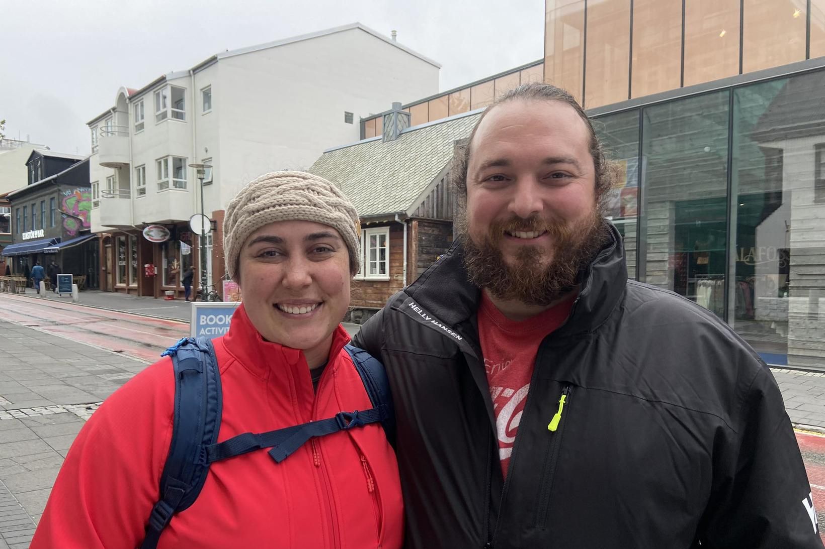 Caroline Schmidt og Jason Kovacs glöð í bragði á Laugaveginum.