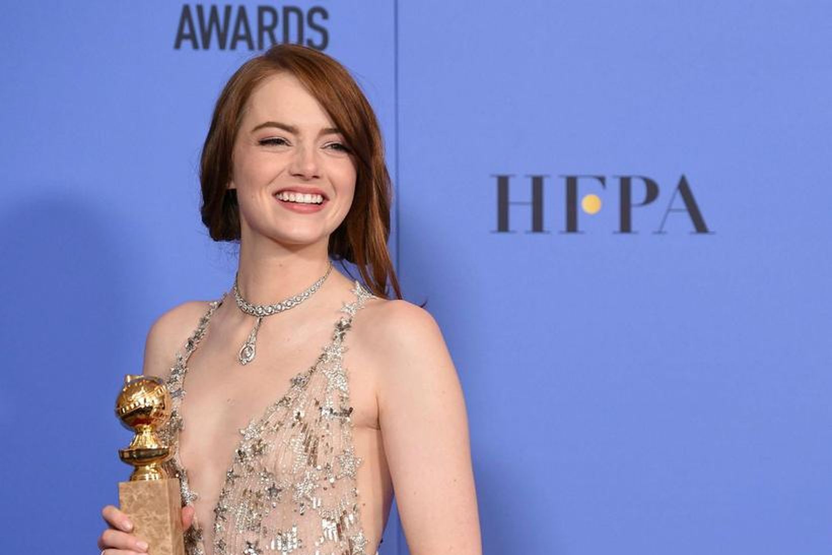 Emma Stone með Golden Globestyttuna fyrir bestan leik í aðalhlutverki …