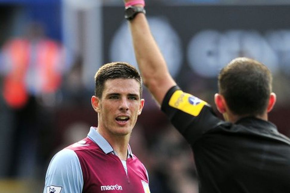 Ciaran Clark er öflugur varnarmaður og hefur bæði skorað og fengið rautt spjald í byrjun …