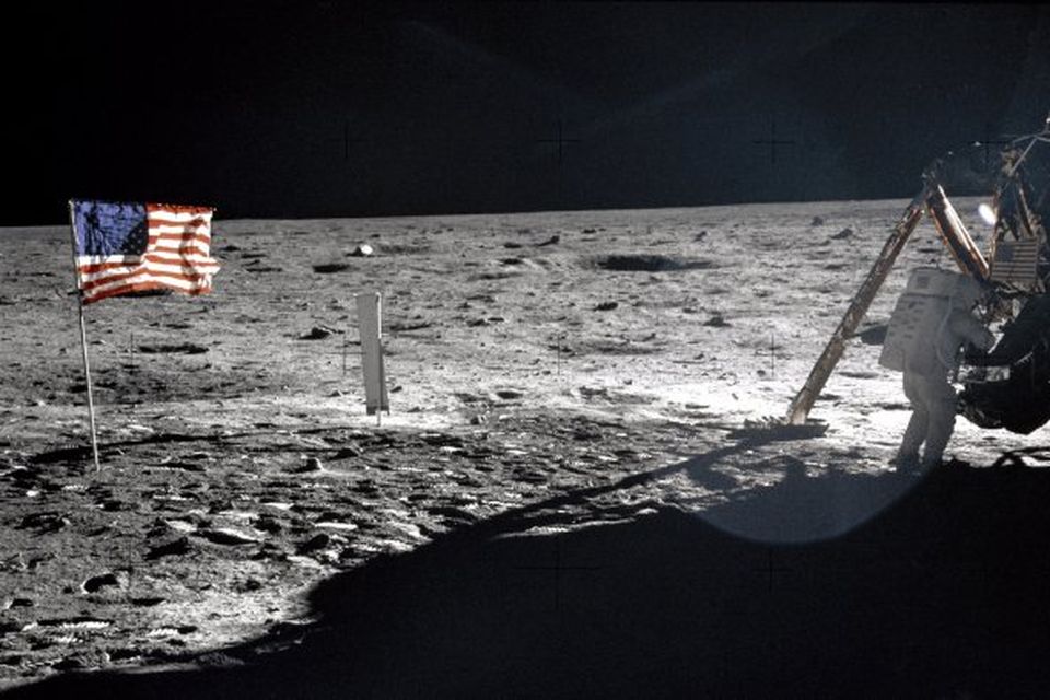 Bandaríkjamenn fylltust stolti er Armstrong og Aldrin komu bandaríska fánanum fyrir á tunglinu.