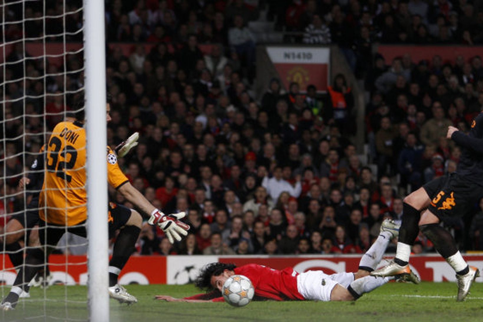 Carlos Tevez skorar sigurmarkið á Old Trafford í kvöld.