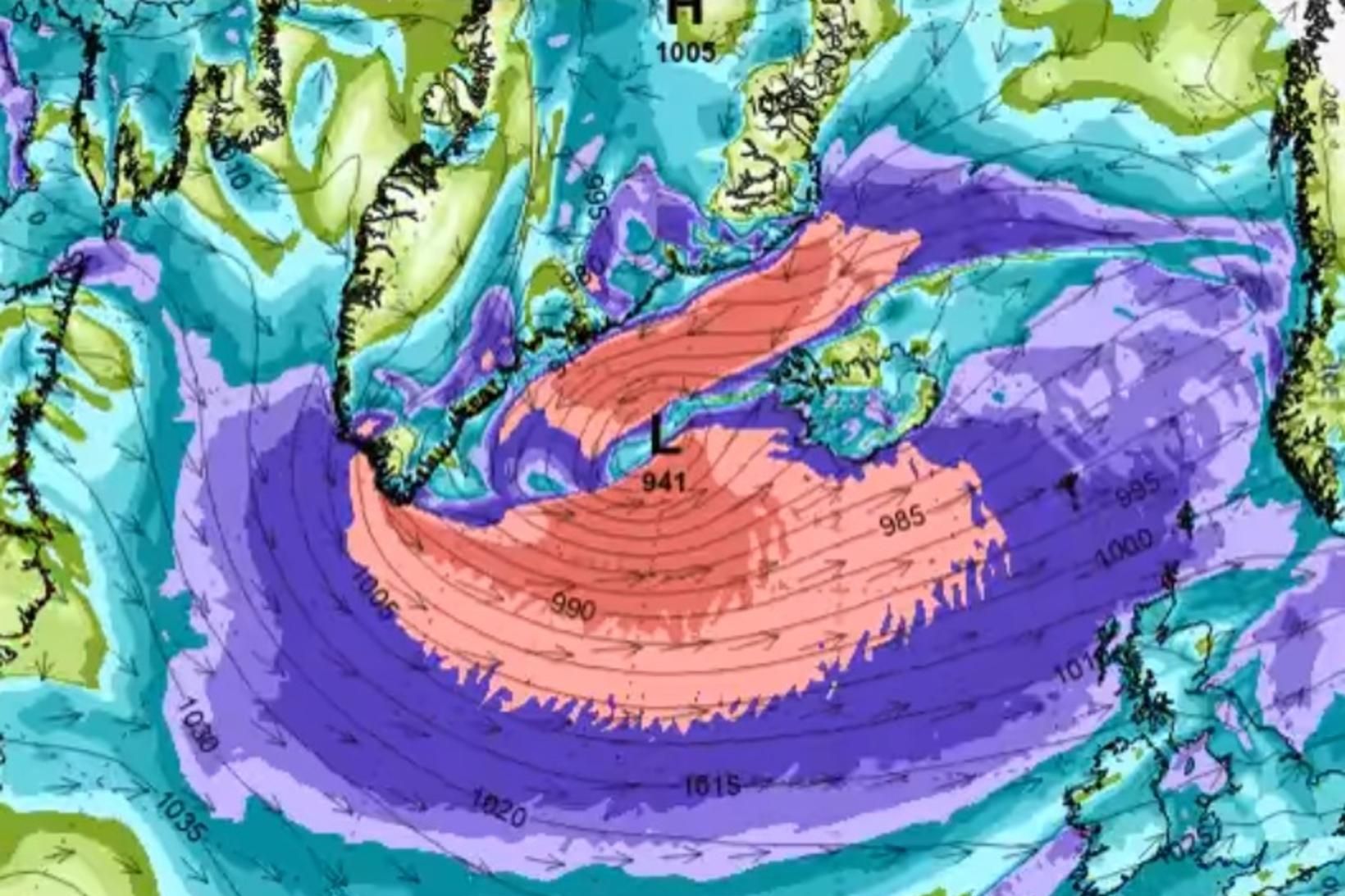 Lægðarskilin eru á leið norðaustur.