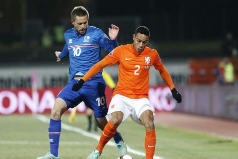 Kolbeinn Sigþórsson og Jón Daði Böðvarsson í baráttu við hollensku vörnina.