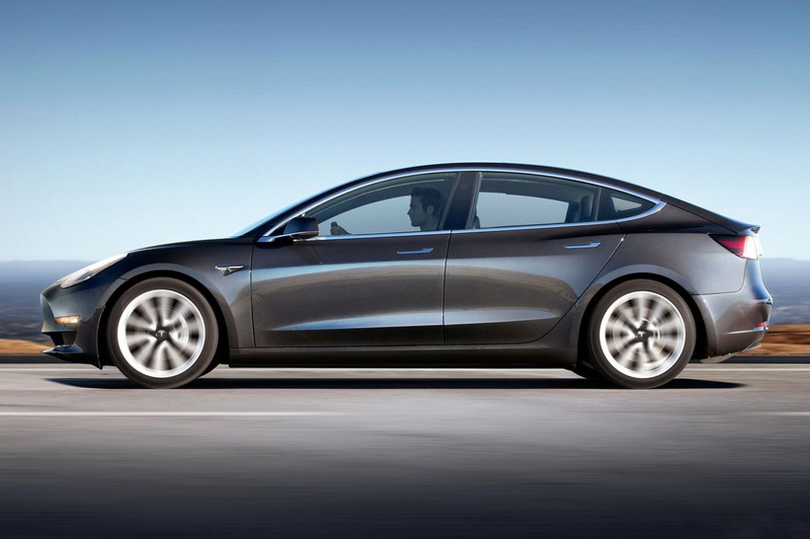 Tesla Model 3 svipar til Model S að útliti en …