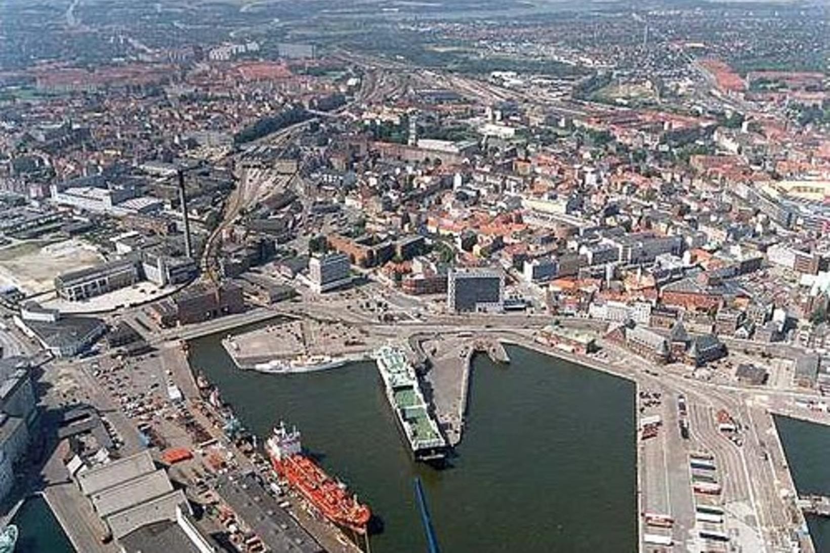 Konan sem misgert var við var stungin margsinnis í efri …