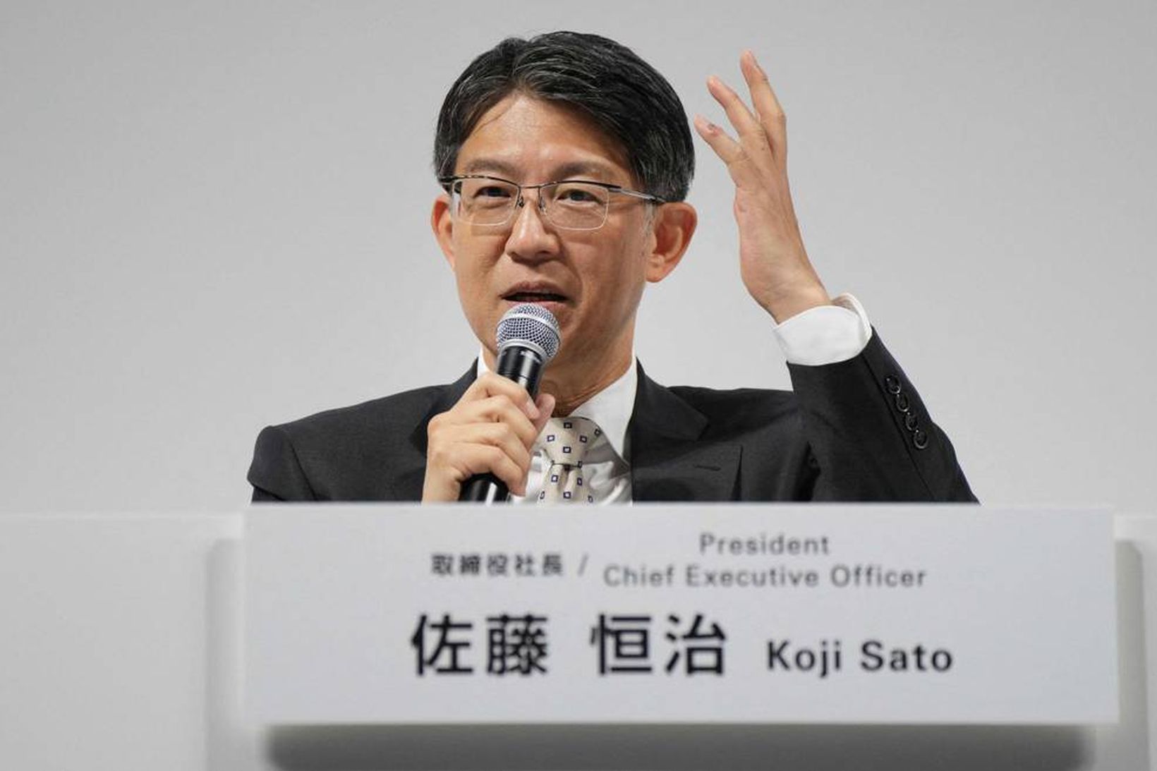 Forstjóri Toyota Motor Corporation, Koji Sato, svarar spurningum á blaðamannafundi …
