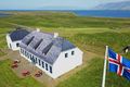 Viðey Fáni við hún og fallegu húsin.
