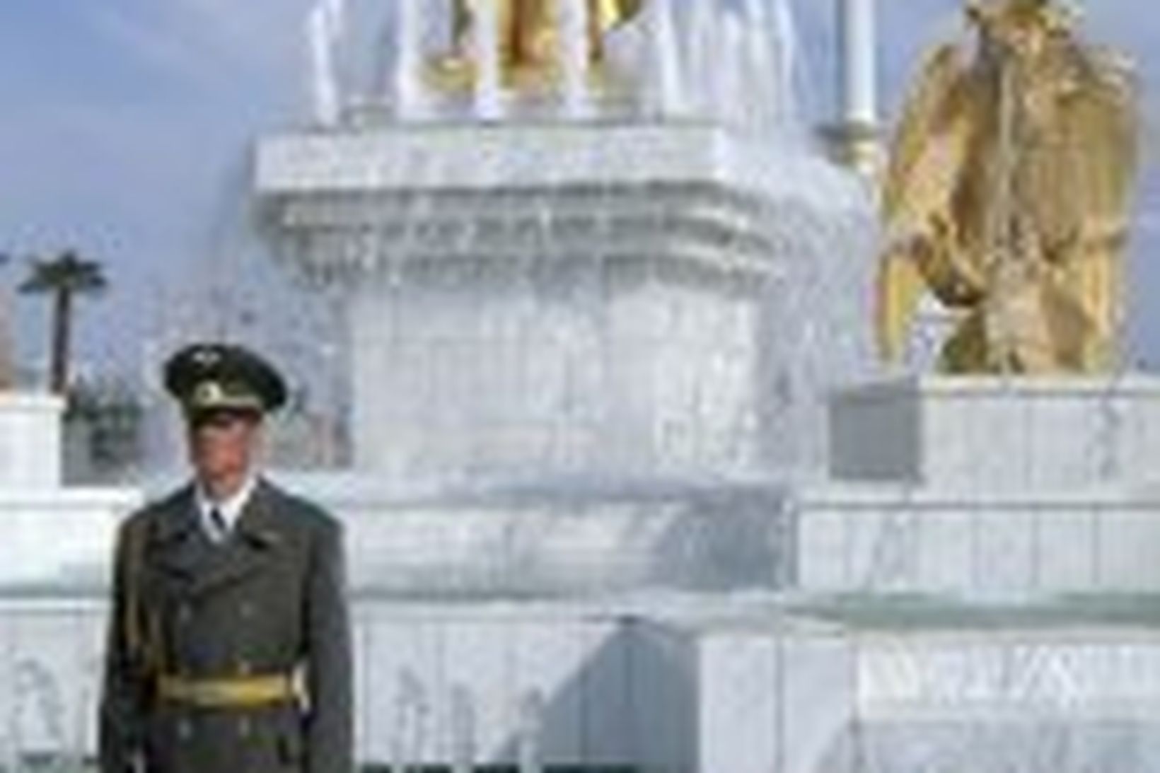 Stytta af fyrrverandi forseta Túrkmenistan