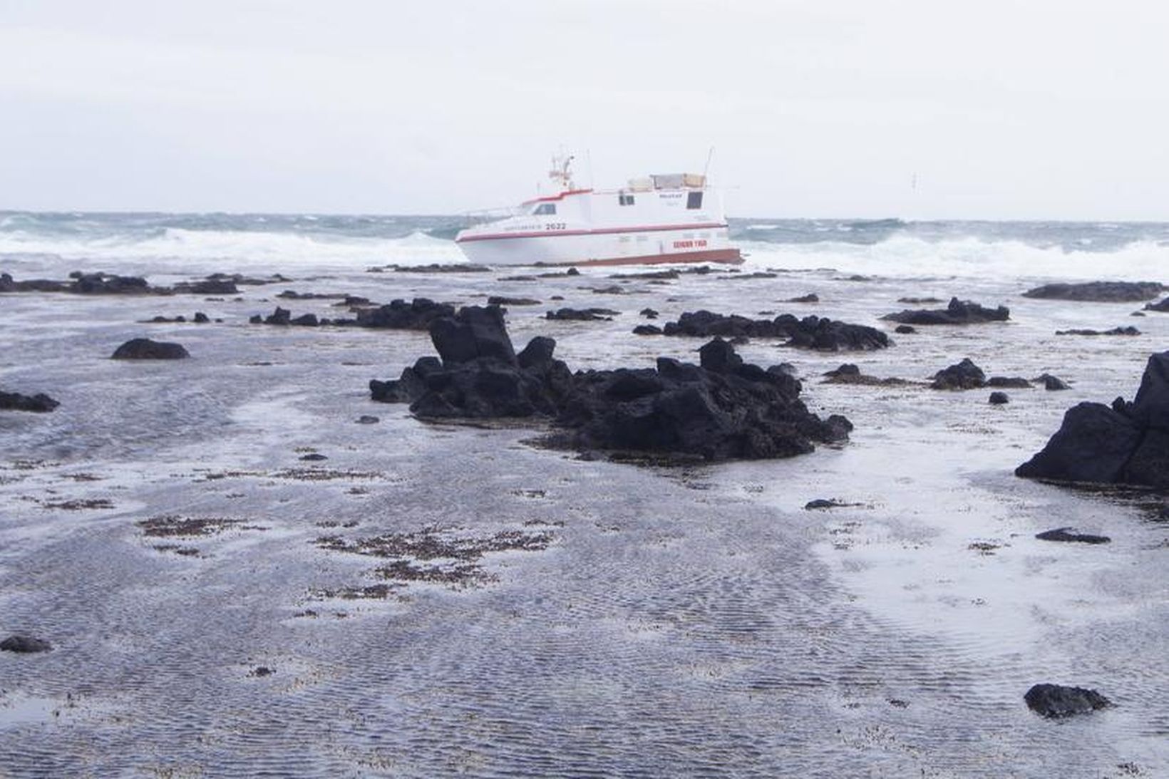 Frá strandstað við Hópsnes á Reykjanesi.