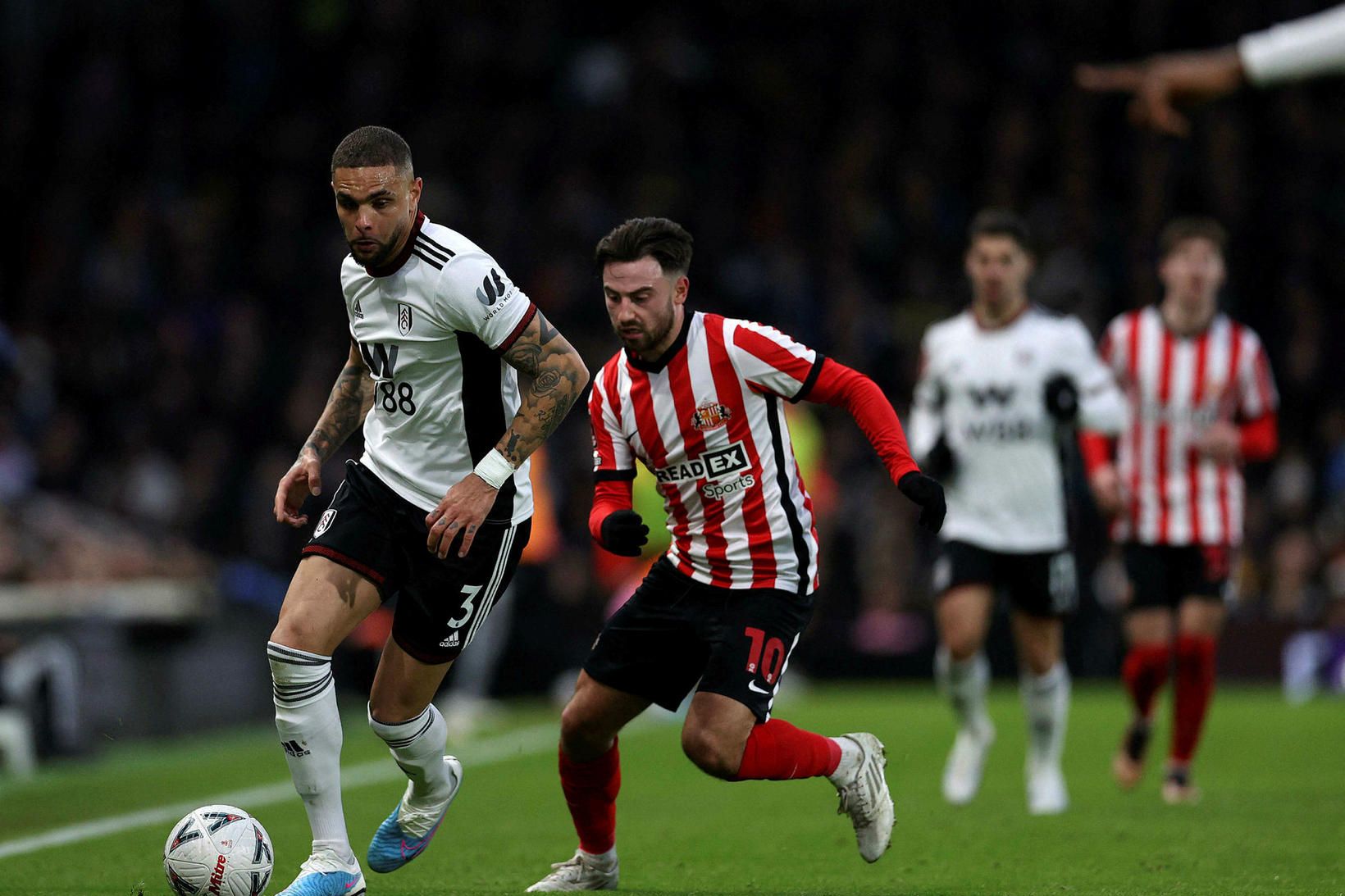 Layvin Kurzawa í baráttu við Patrick Roberts í bikarleik Fulham …