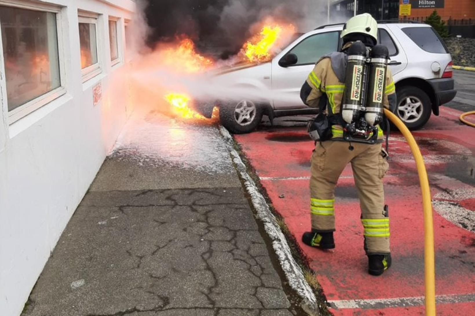 Eldur í bíl við Suðurlandsbraut.