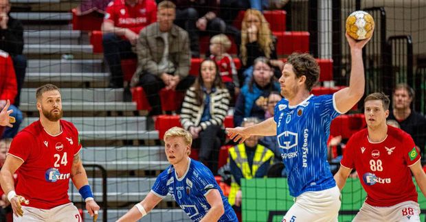 Magnús Óli Magnússon hjá Val og Rúnar Kárason hjá Fram í leik liðanna á síðasta …