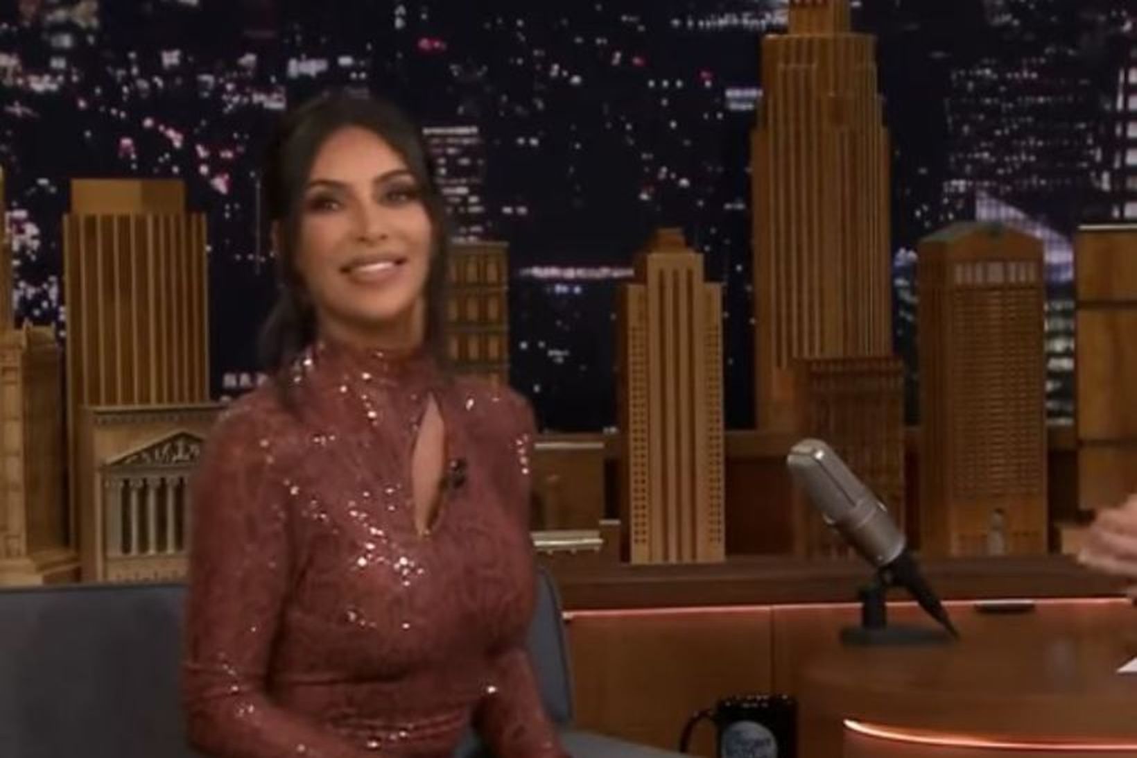Kim Kardashian vakti athygli fyrir þröngan kjól sinn.