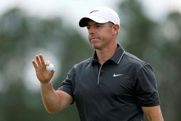 Rory McIlroy þakkar stuðninginn eftir hringinn í dag.