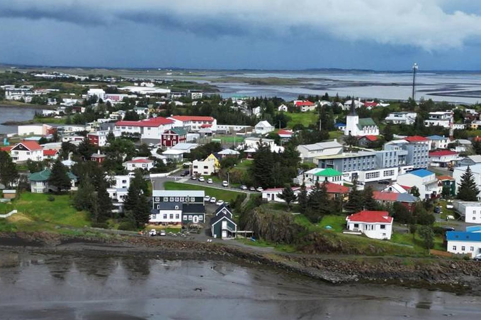 Vandasöm vinna undir brúnni