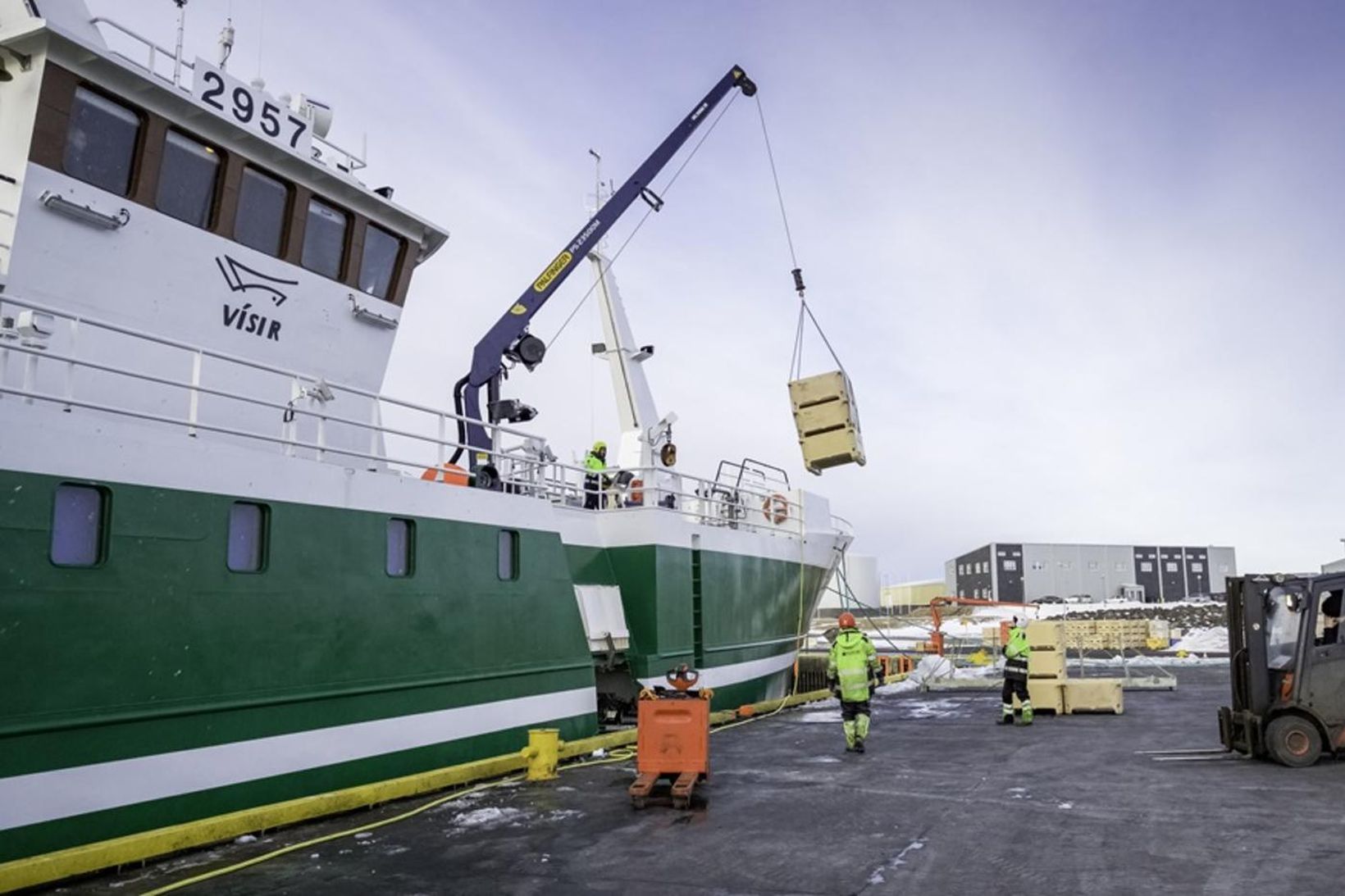 Landað úr Páli Jónssyni GK í Grindavík á mánudag. Landað …