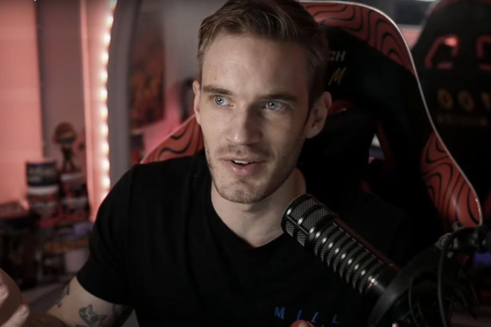 Skjáskot úr myndbandi þar sem PewDiePie tjáir sig um áfengisfíkn …