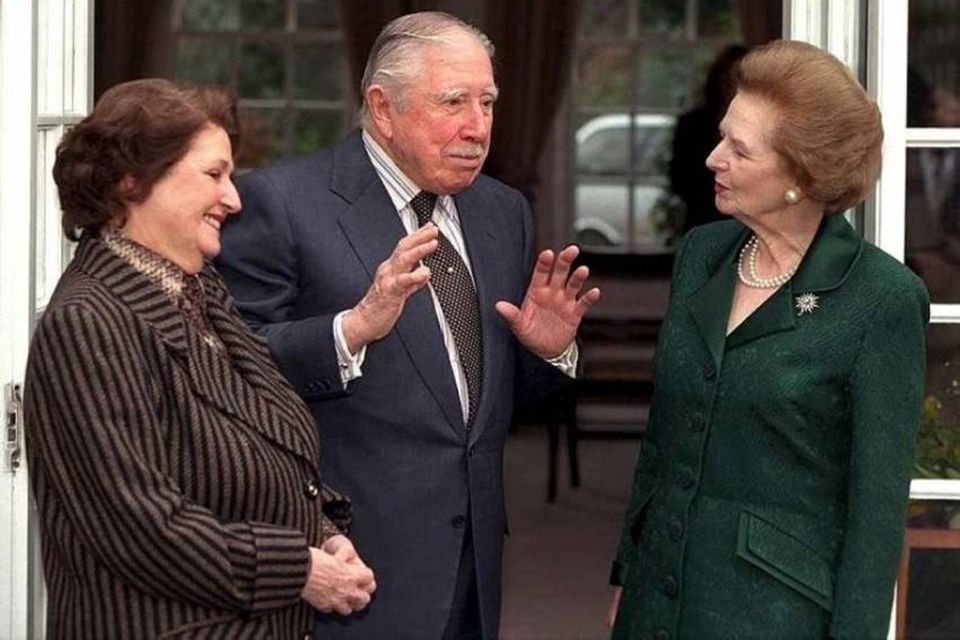 26. mars 1999. Einræðisherra Chile, Augusto Pinochet og kona hans fengu heimsókn frá Margaret Thatcher …