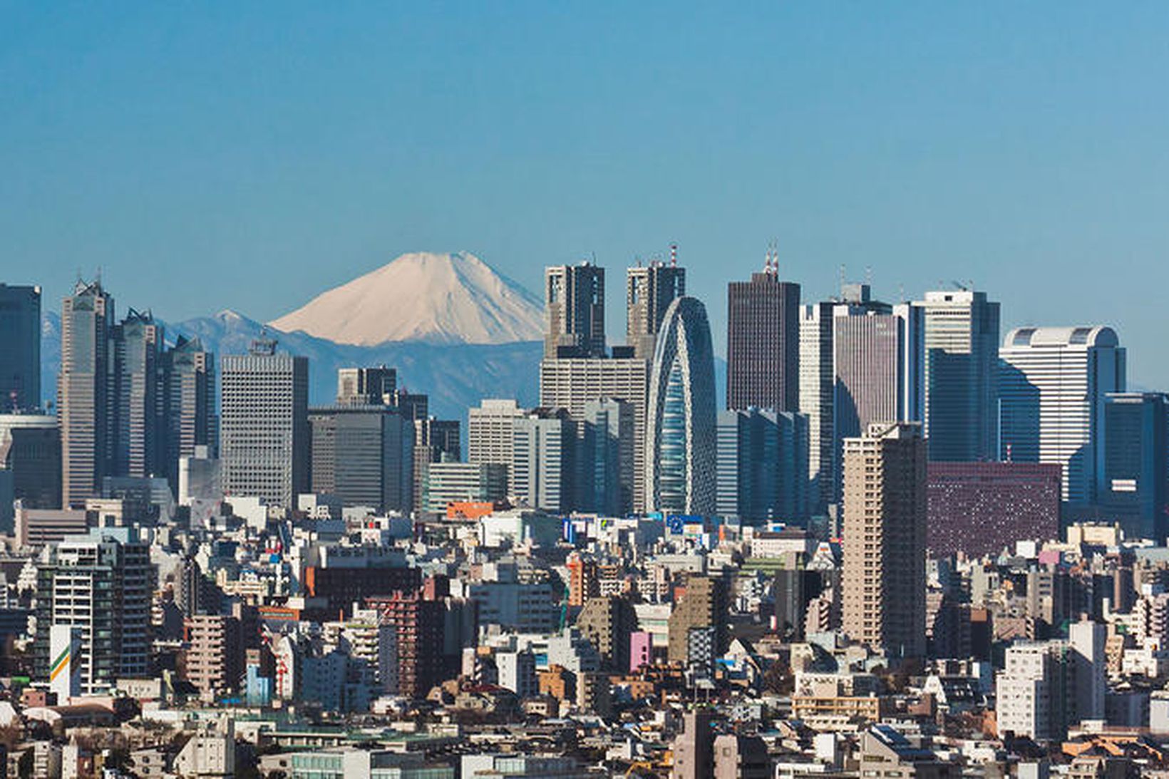 Shinjuku hverfi Tókýóborgar. Í baksýn sést glitta í Mount Fuji.