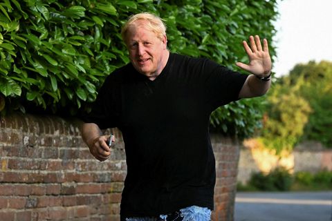 Boris Johnson fyrir utan heimili sitt í gær.