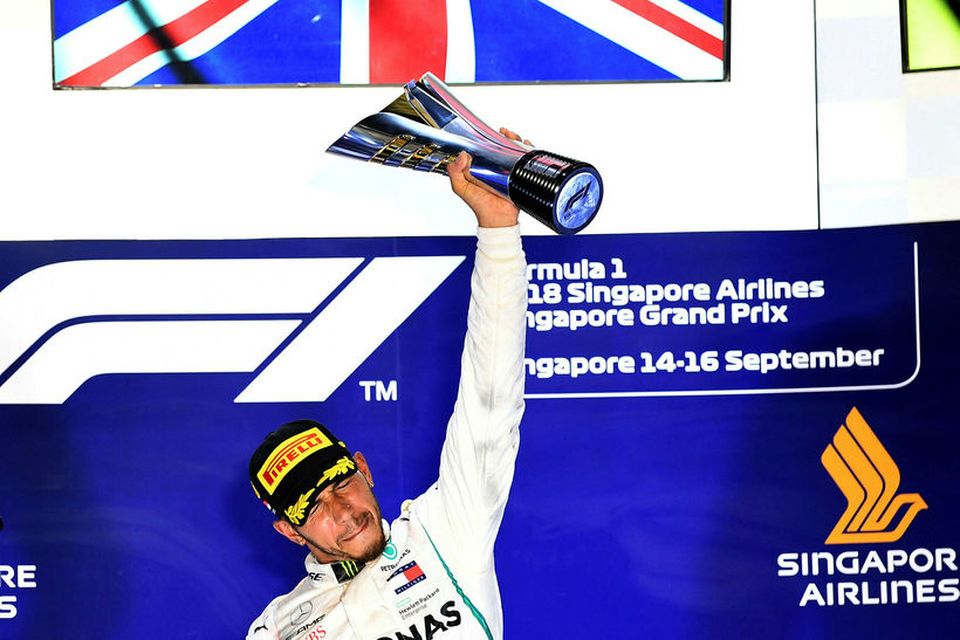 Lewis Hamilton hampar sigurlaununum í Singapúr.