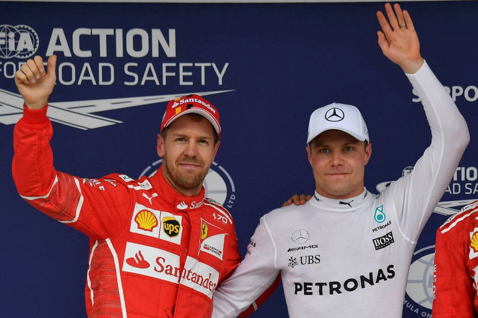 Valtteri Bottas (t.h.) og Sebastian Vettel hefja keppni hlið við hlið í Sao Paulo á …