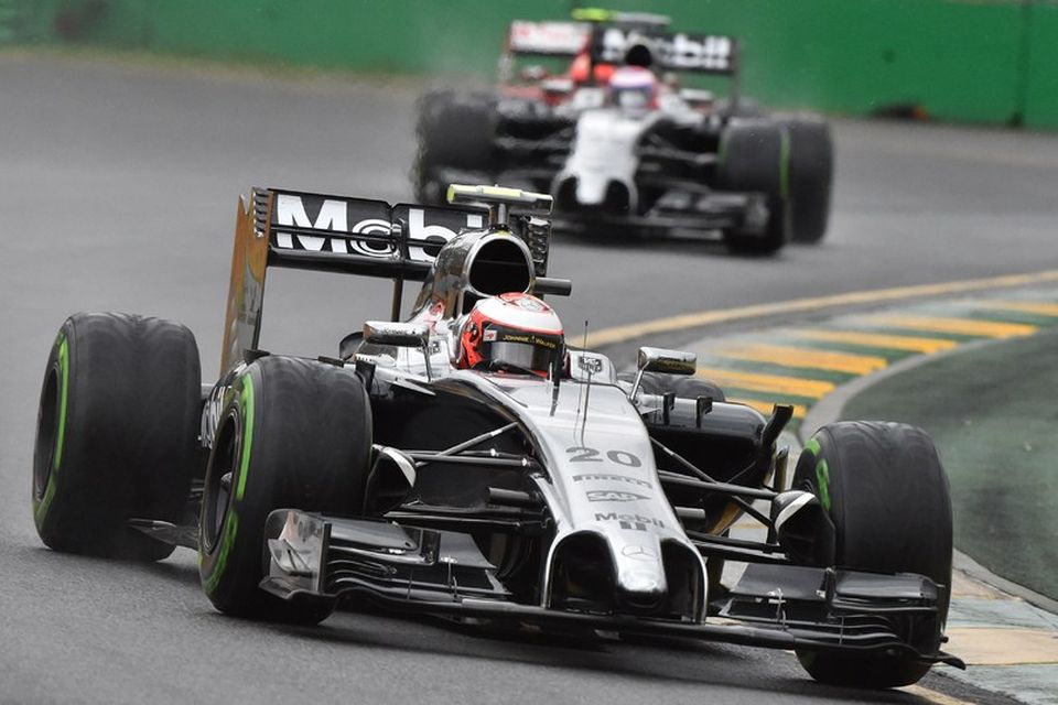 Kevin Magnussen á undan liðsfélaga sínum Jenson Button í tímatökunni í Melbourne í morgun.