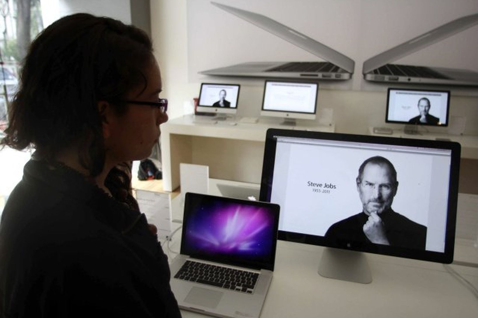 Myndir af Steve Jobs voru sýndar á skjám í verslunum …