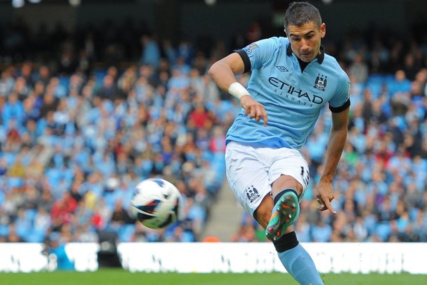 Aleksandar Kolarov í leik með Manchester City.