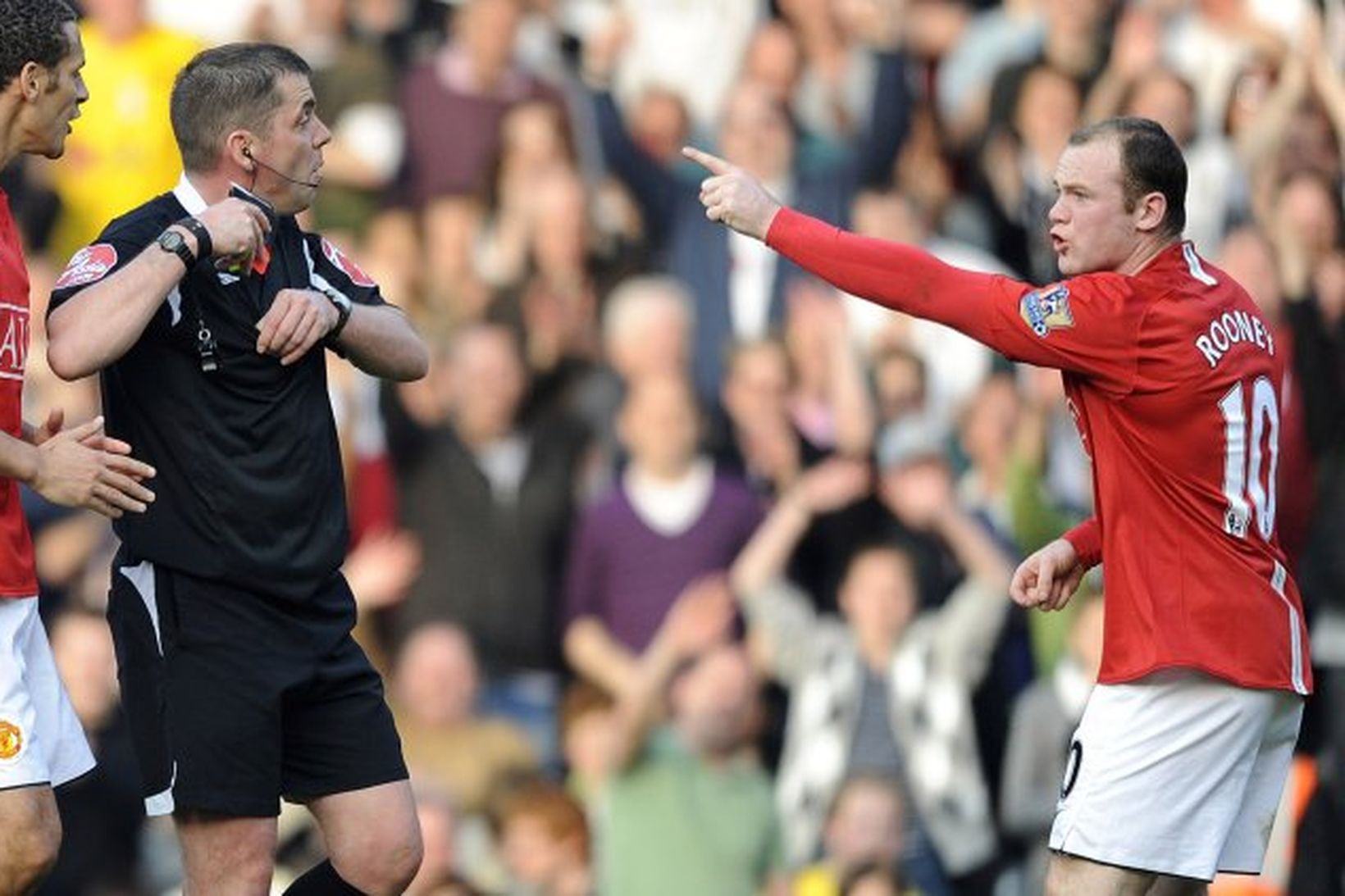 Wayne Rooney kastar kveðju á Phil Dowd eftir að hafa …