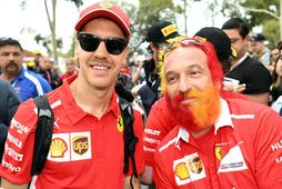 Sebastian Vettel (t.v.) með stuðningsmanni í Melbourne.