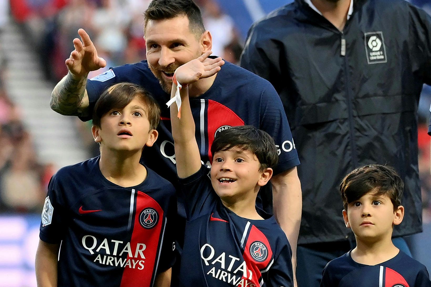 Lionel Messi ásamt sonum sínum fyrir leik.