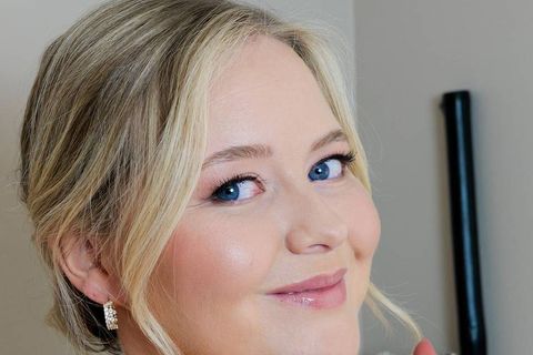 Hér er brúðurin með Rouge G-varalitinn frá Guerlain. Hann endist lengi á vörunum, sem skiptir …