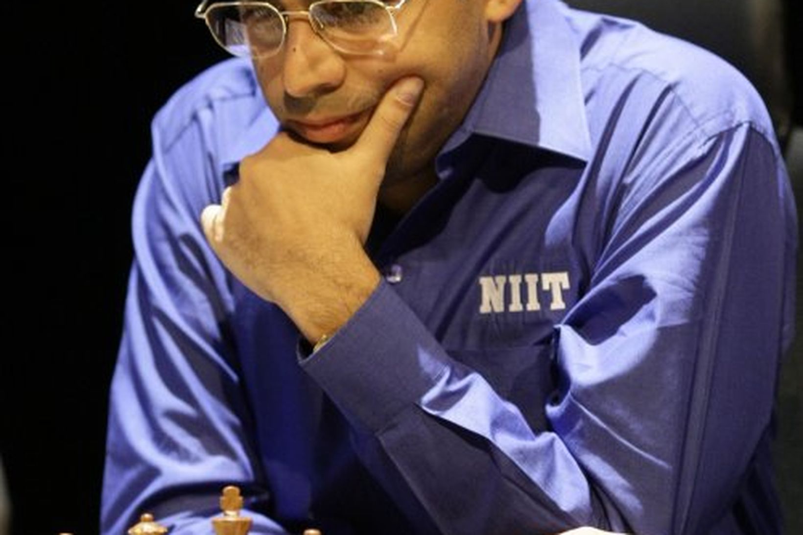 Viswanathan Anand varði heimsmeistaratitil sinn í skák.