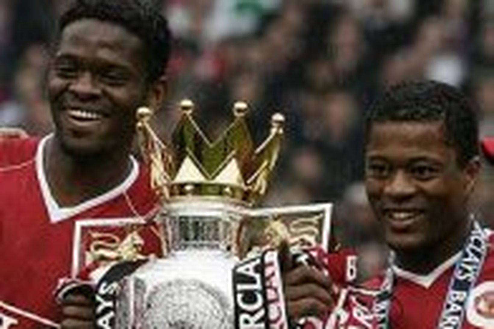 Louis Saha og Manchester Patrice Evra halda Englandsbikarnum á milli …