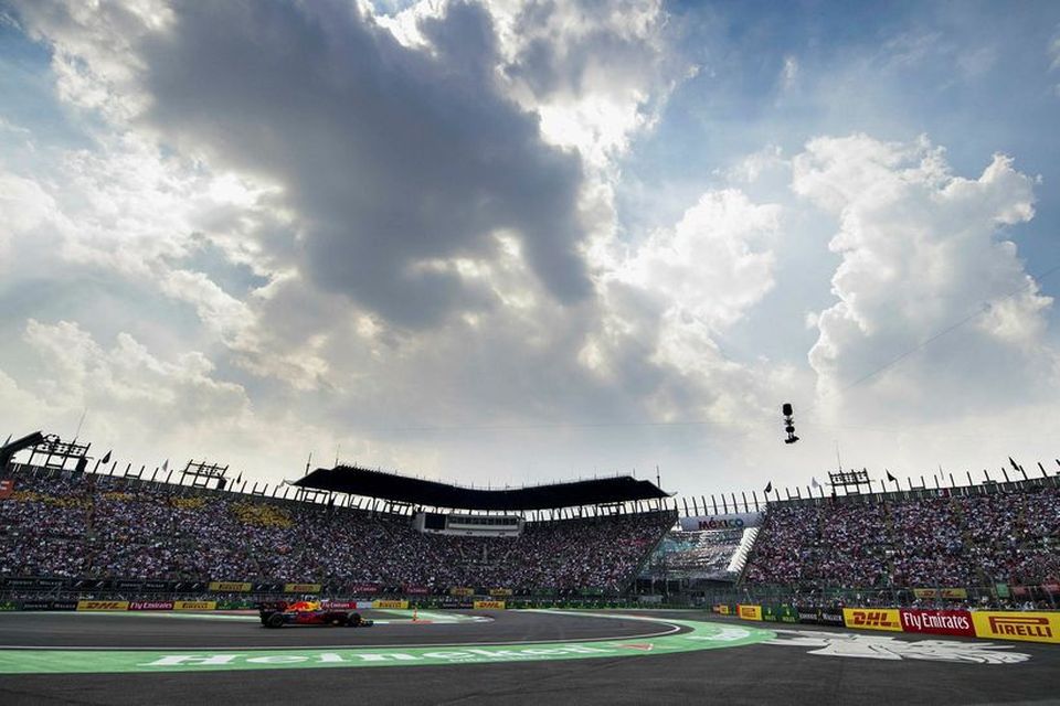 Max Verstappen á leið til sigurs í kappakstursbrautinni Autodromo Hermanos Rodriguez í Mexíkó í kvöld.