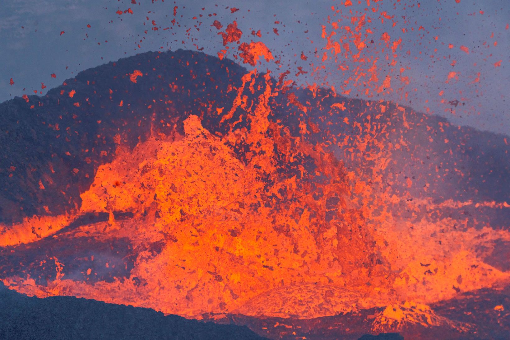 Eldgosið séð vestanmegin við það, frá Ltila-Hrút.