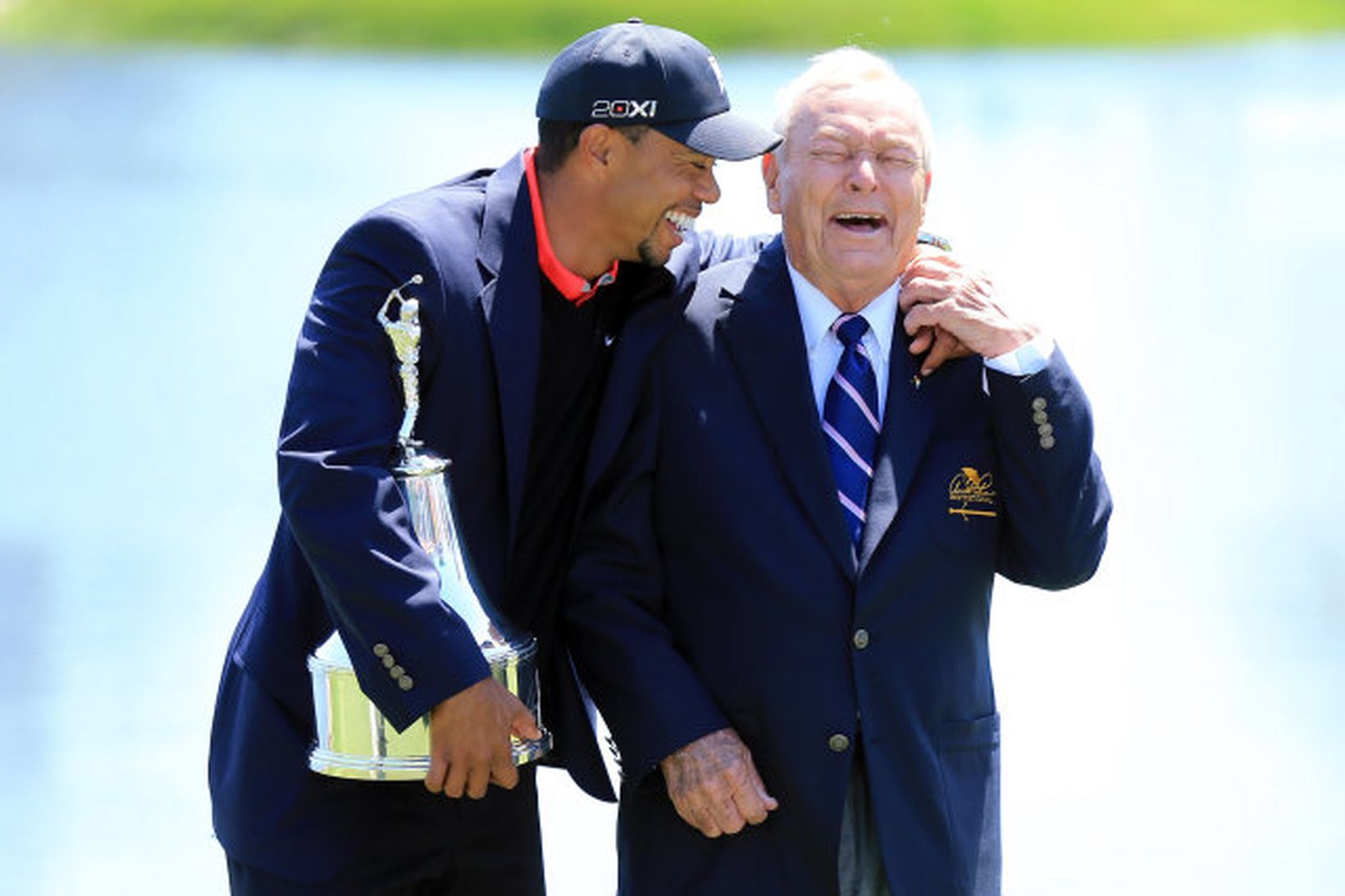 Arnold Palmer á góðri stundu með Tiger Woods árið 2013.