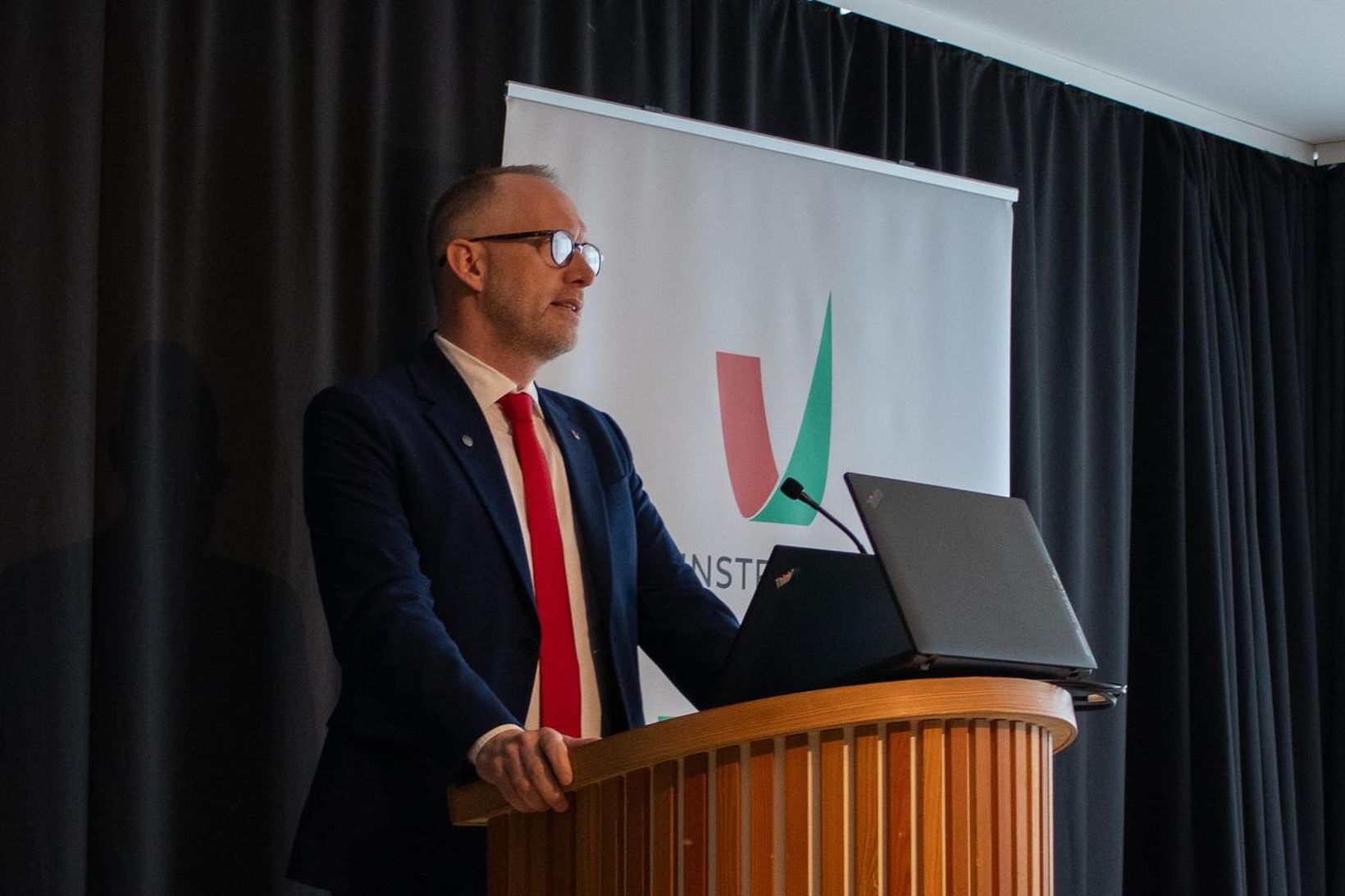 Guðmundur Ingi Guðbrandsson, starfandi formaður Vinstri grænna, ávarpaði fundinn.