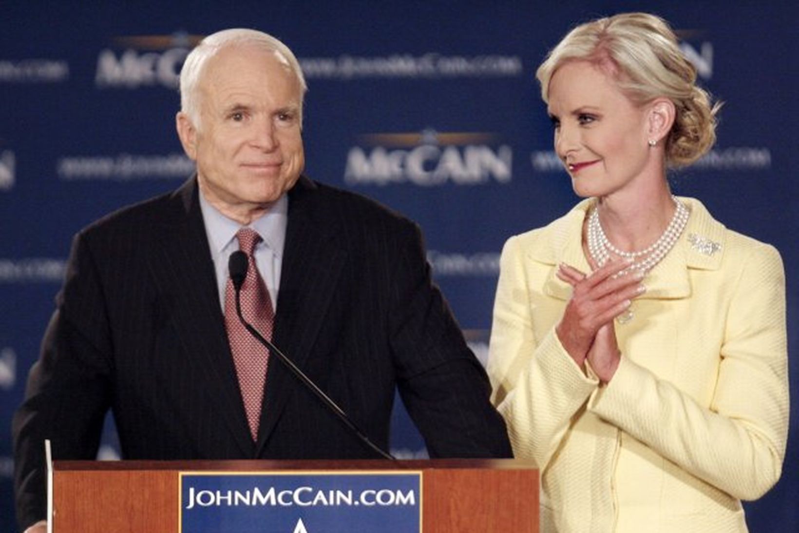 John McCain með eiginkonu sinni Cindy.