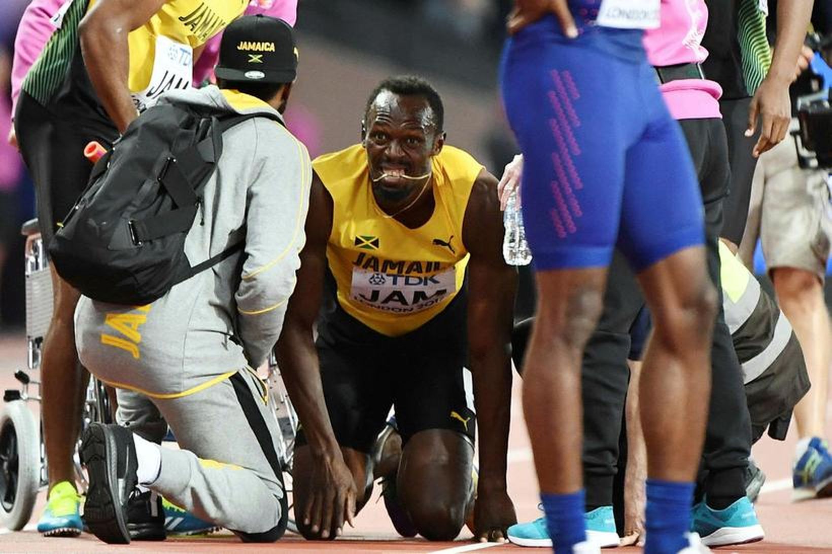 Usain Bolt sárþjáður á hlaupabrautinni í London í kvöld.