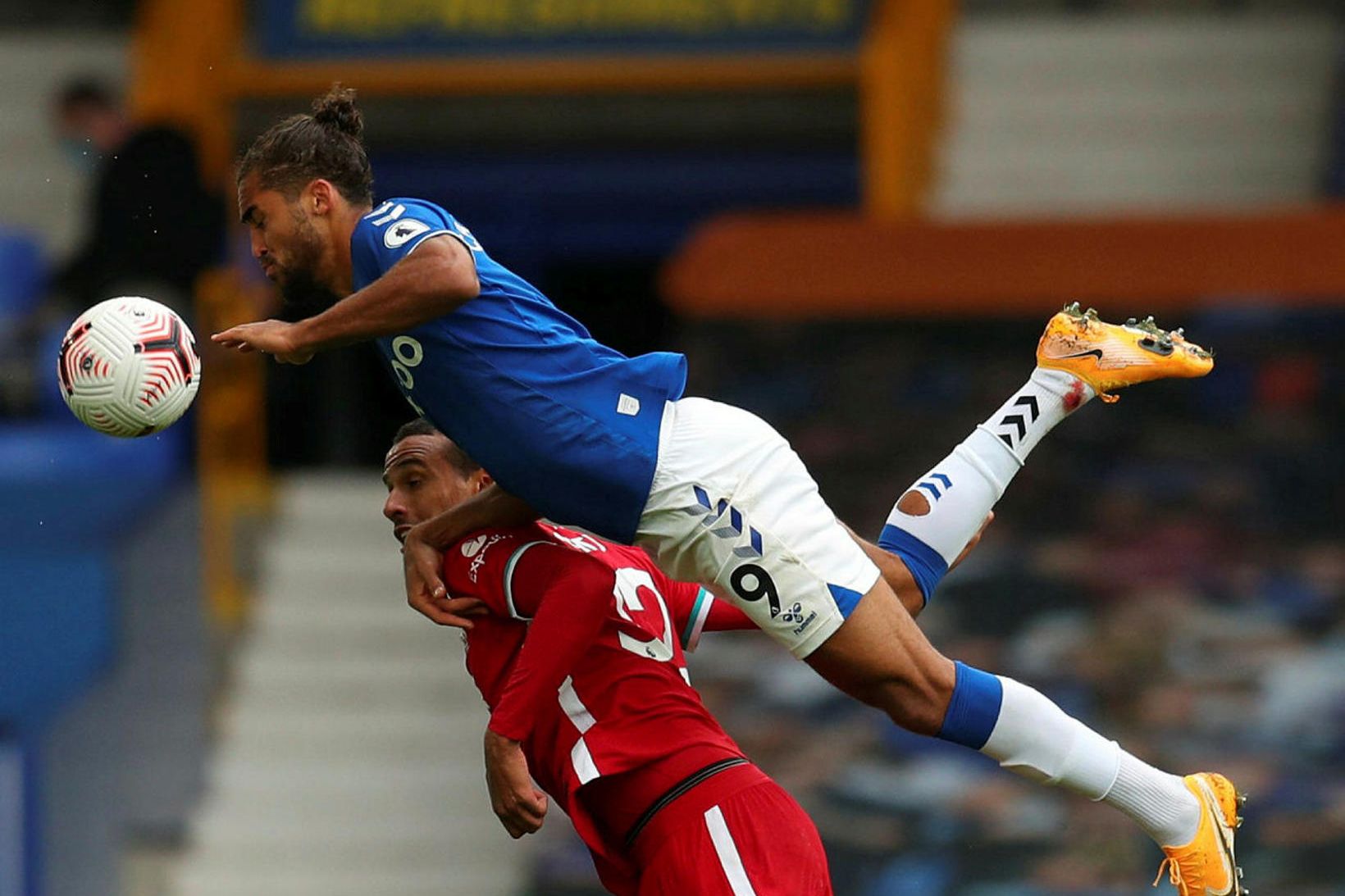 Joel Matip og Dominic Calvert-Lewin eigast við í leik Everton …