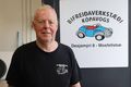 Bílamaður Mér finnast viðgerðir alltaf skemmtilegar, segir Auðunn Ásberg Gunnarsson hér glaður í bragði í dyragættinni á verkstæðisbyggingu sinni.