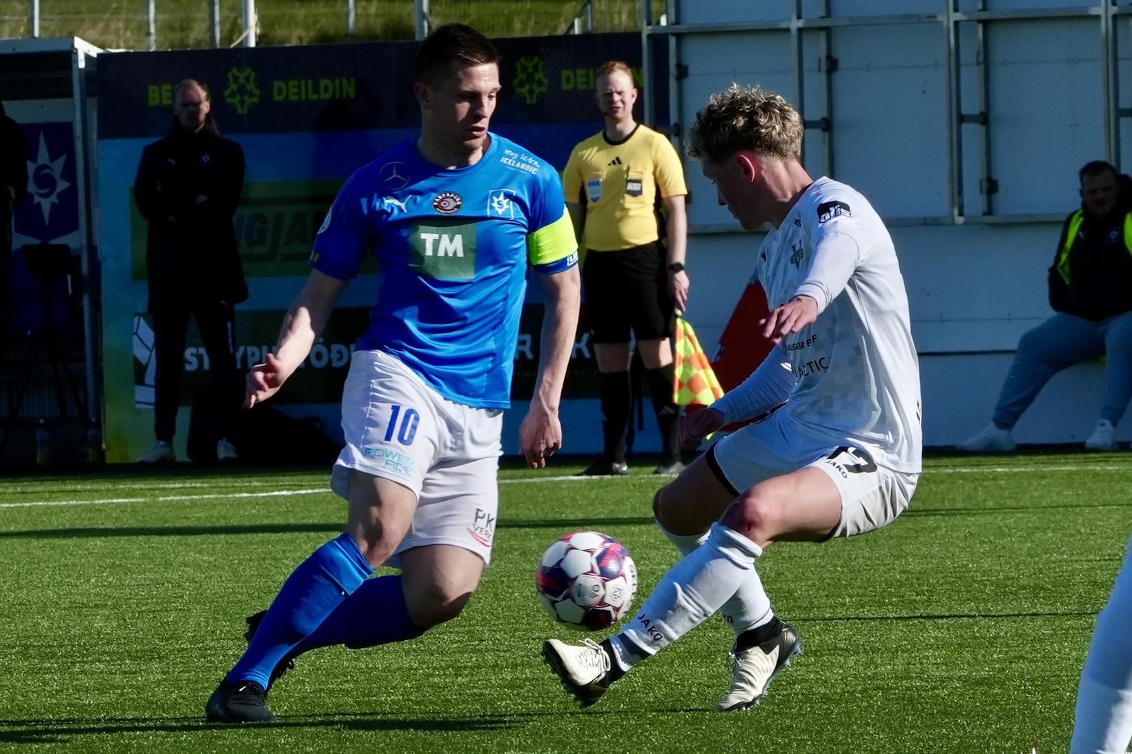 Hilmar Árni Halldórsson með boltann í leiknum í dag.