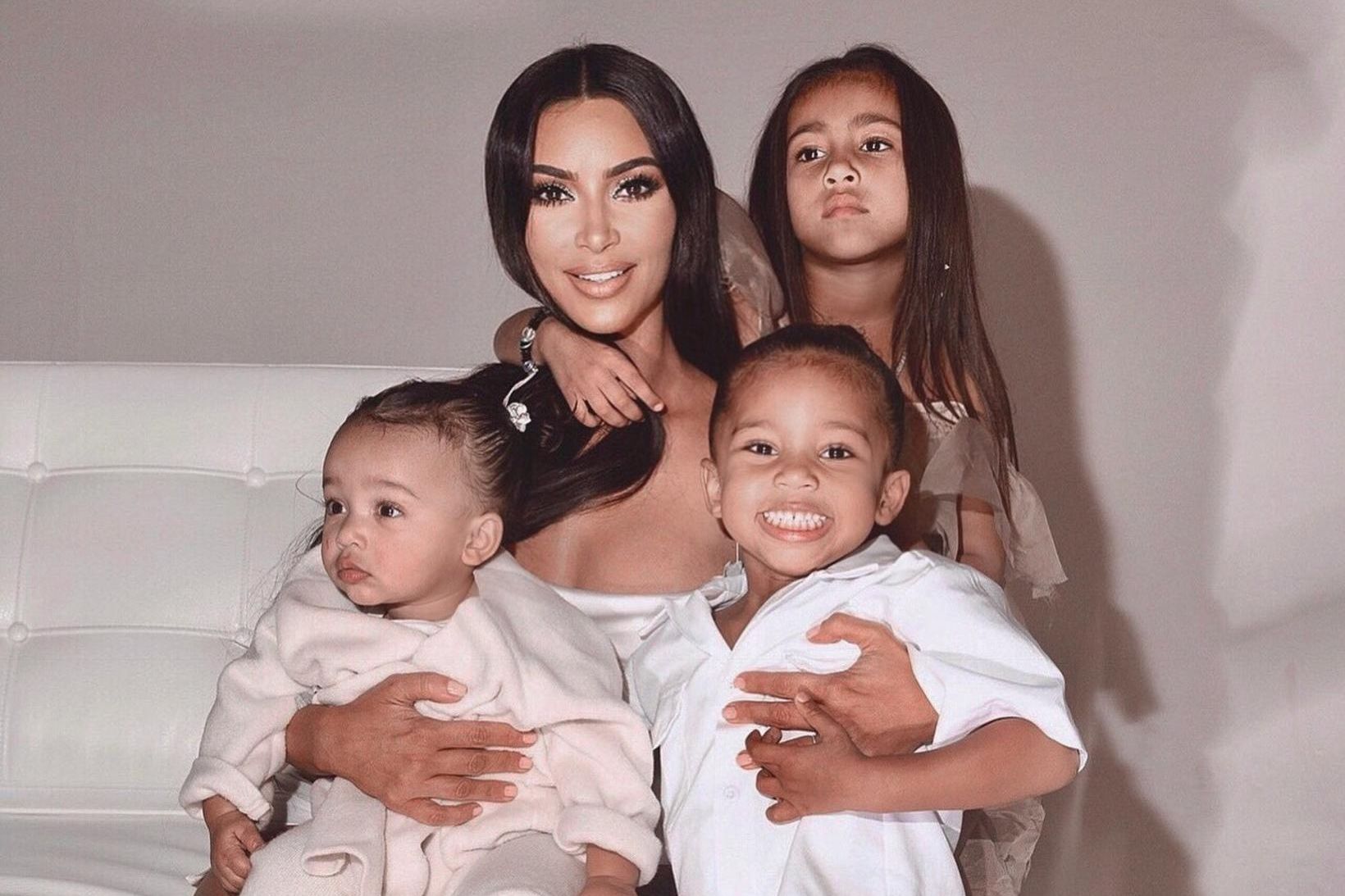Kim Kardashian ásamt þremur börnum sínum, North, Saint og Chicago.
